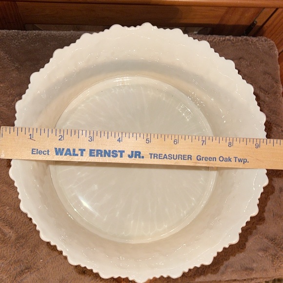 Lennox Woodland Beautiful large serving bowl / centerpiece. Ivory;scalloped edge - Picture 4 of 7